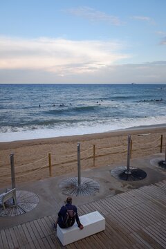 Hombre mirando surfistas.