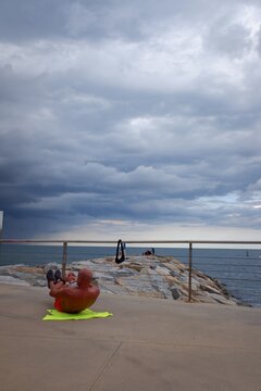Deporte cerca de la costa de la playa. 