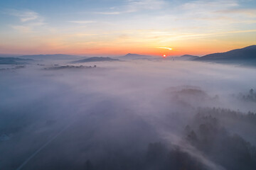 Nowy Sącz, Wschód słońca nad jesienną mgłą