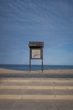 Panel de avisos playa. 