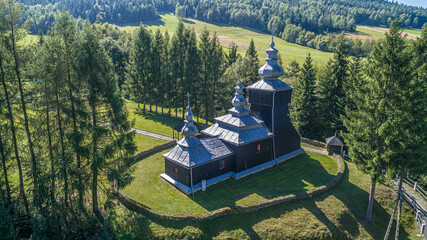 Zabytkowa cerkiew w miejscowości Czarna w Beskidzie Niskim, - obrazy, fototapety, plakaty