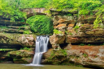 The Upper Falls and bridge in Hocking Hills State Park, Ohio - obrazy, fototapety, plakaty