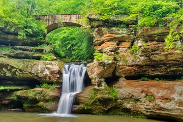 Fotobehang De Upper Falls en de brug in Hocking Hills State Park, Ohio © larryknupp