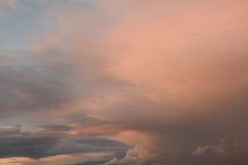 Fototapeta premium Evening skies in the ocean with a touch of color.