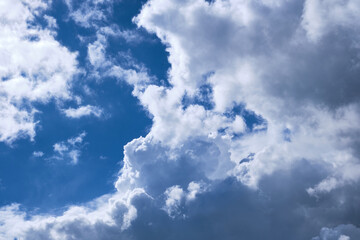 Cielo azul de verano con nubes de tormenta