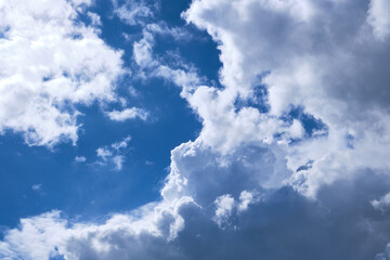 Cielo azul de verano con nubes de tormenta