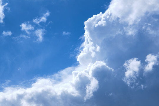 Cielo azul de verano con nubes de tormenta