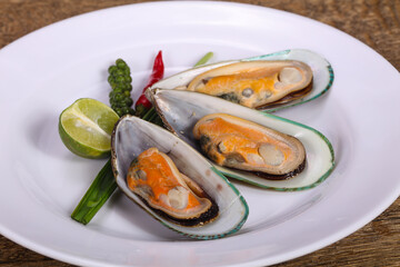 Half mussels with lime and pepper