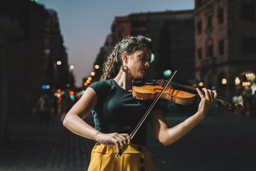 mujer calle violin