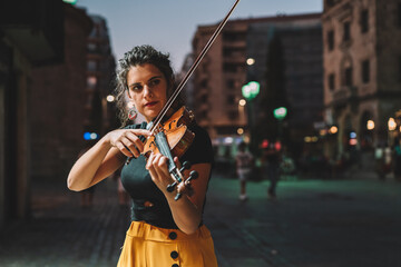 mujer calle violin noche