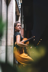 mujer calle violin noche