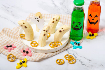 halloween kids food, bananas ghosts on kids table