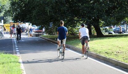 Pedalare in bicicletta nel parco della città