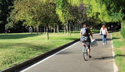 Pedalare in bicicletta nel parco della città