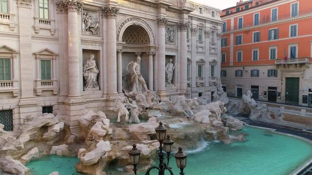 Fontana di Trevi, meta turistica di Roma, Italia. Vista aerea. Trevi Fountain, tourist destination in Rome, Italy. Aerial view.