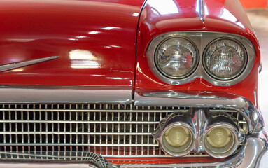 Obraz na płótnie Canvas Close up de carro vermelho antigo