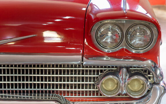 Close up de carro vermelho antigo © JCLobo