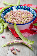 Preparando alubias tiernas y judías verdes en la mesa de la cocina para una comida sana