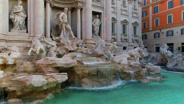 Fontana di Trevi, meta turistica di Roma, Italia. Vista aerea. Trevi Fountain, tourist destination in Rome, Italy. Aerial view.