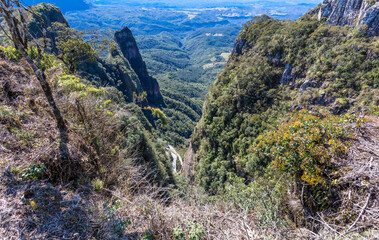 Paisagem de vale com estrada sinuosa 