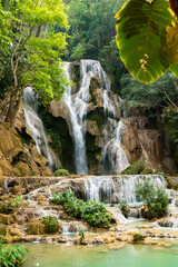 Kuang-Si-Wasserfall, ein schöner Wasserfall im tropischen Dschungel von Luang Prabang in Laos.