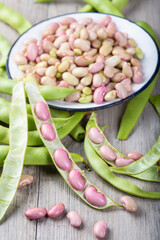 Preparando alubias tiernas y judías verdes en la mesa de la cocina para una comida sana