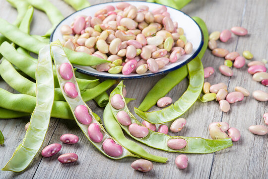 Preparando alubias tiernas y jud&iacute;as verdes en la mesa de la cocina para una comida sana