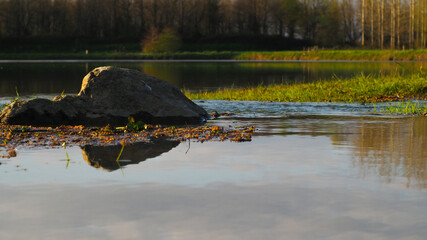 Eau ruisselant sur une terre argileuse, dans le pays de l'Adour