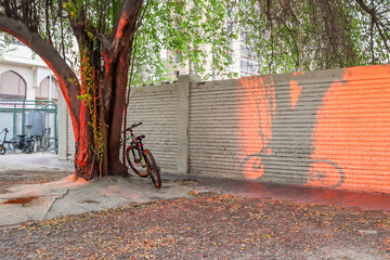 Abu Dhabi - 8 September 2020, A black Land Rover bicycle is parking in the middle of the city, UAE
