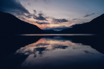 Fototapeta na wymiar Sunrise at the lake.