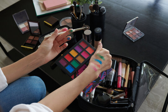 Favorite colors. Fashion blogge holding a colorful shadow palette