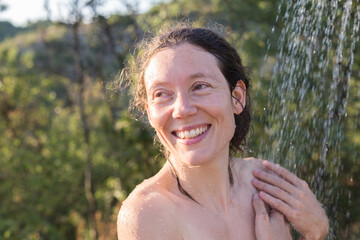 portrait de jeune femme naturelle sous la douche extérieur
