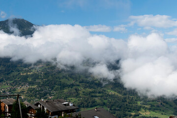 Fototapeta na wymiar Nuage - ciel brouillard , montagne de Veysonnaz Suisse