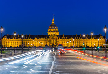 Obraz premium palace les invalides in paris at night