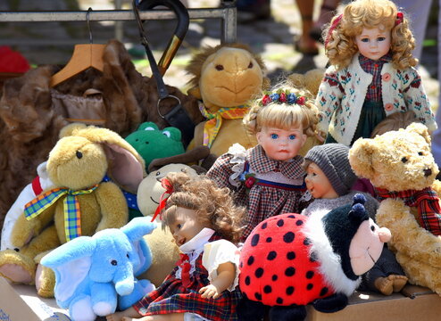 Plüschtiere und Puppen auf einem Flohmarkt