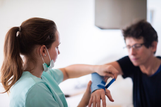 nurse making a armbracer to a patient female