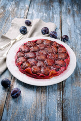 Traditioneller französischer Tarte aux Prunes mit süßen Pflaumen und Vanille angeboten als...