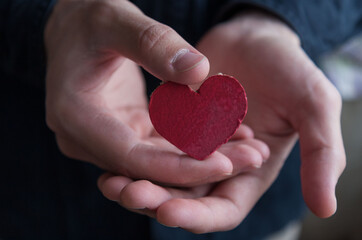 Obraz premium The man holding a cardboard heart