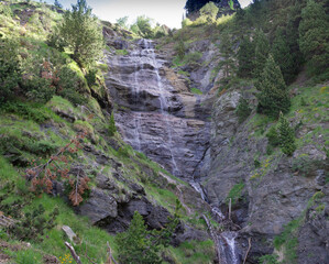 Cascada en medio de los pirineos en españa.