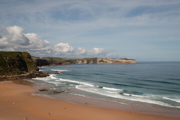 Playa con acantilados de la región de Cantabria en España