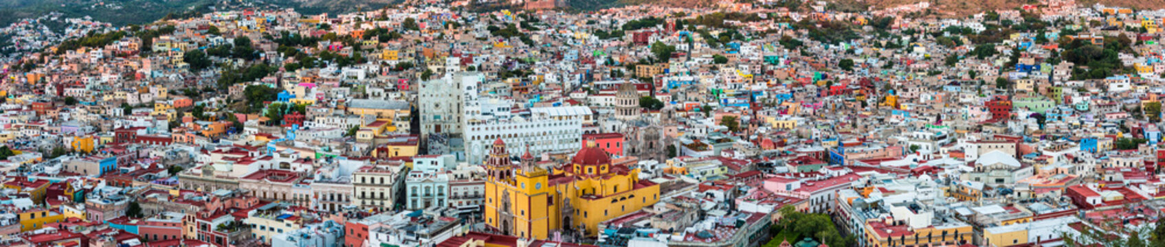 Panorama de casas coloridas de las calles de Guanajuato, Mexico © JorgeIvan
