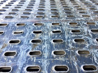 Pièce de métal présentant des formes géométriques