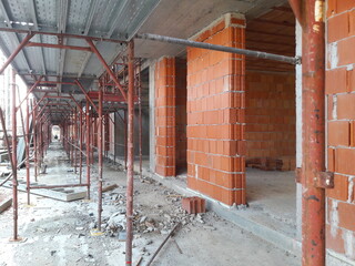 Lavori in corso nel cantiere edile in estate - costruire