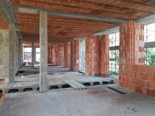 Lavori in corso nel cantiere edile in estate - costruire