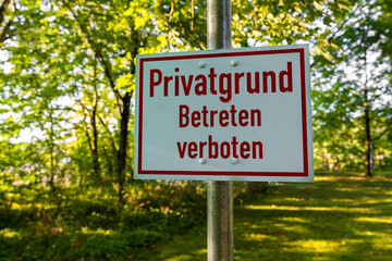 Obraz premium Schild - Zeichen- Privatgrund - Betreten Verboten