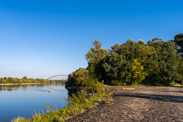 Alte Donau (Straubing) von der Bschlacht aus mit Blick auf die Donaubrücke