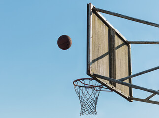 Balón de baloncesto siendo encestado en una canasta © Rafael
