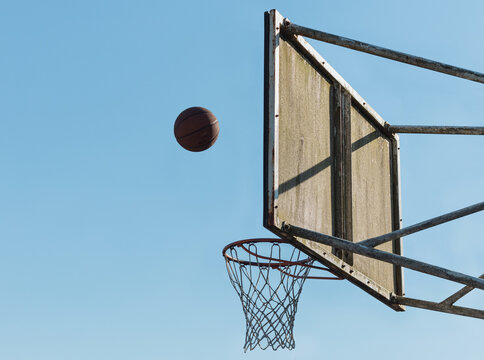 Bal&oacute;n de baloncesto siendo encestado en una canasta