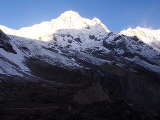 Fototapeta na wymiar Morning sunshine and blue skies in the Himalayas, ABC (Annapurna Base Camp) Trek, Annapurna, Nepal