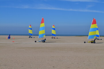 Fototapeta premium Chars à voile sur la plage de Ouistreham (Calvados - Normandie - France )